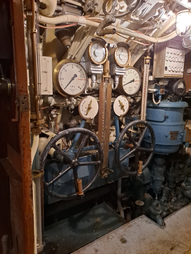 How was the submarine controlled?