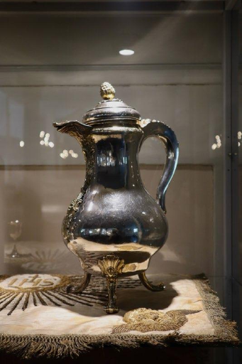 2. Decorative Wine Ewer
